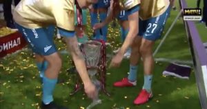 Los jugadores del Zenit de San Petseburgo recomponen su premio roto